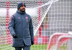 Bayern-Trainer Vincent Kompany hofft auf einen Sieg. - © Sven Hoppe/dpa