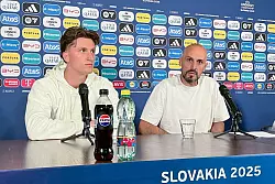 Trainer Antonio Di Salvo (r) und Verteidiger Tim Oermann streben einen Sieg gegen England an. - © Christian Kunz/dpa