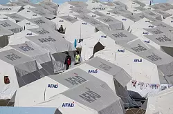 Ein Zeltlager f&uuml;r Erdbebenopfer mit Zelten der t&uuml;rkischen Katastrophenschutzbeh&ouml;rde AFAD im Stadion der Provinzhauptstadt Kahramanmaras. - &copy; Boris Roessler/dpa