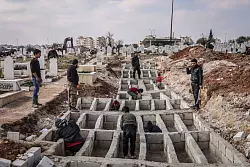 Syrer pr&auml;parieren entlang der t&uuml;rkisch-syrischen Grenze Gr&auml;ber f&uuml;r ihre Angeh&ouml;rigen, die bei dem verheerenden Erdbeben ums Leben gekommen sind. - &copy; Anas Alkharboutli/dpa