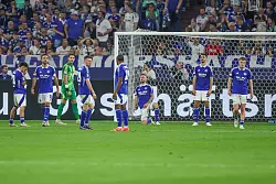 Die Schalker Mannschaft steckt tief in der Krise. - &copy; Tim Rehbein/dpa