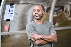 Der m&auml;chtige Kaderplaner Ben Manga hat das Schalker Team im Sommer stark ver&auml;ndert. - &copy; Harry Langer/dpa