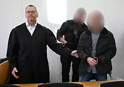 Der wegen Mordes an der neunjährigen Valeriia verurteilte 37-Jährige (r) wird im Landgericht Chemnitz neben seinem Verteidiger Jörg Neuber (l) vorgeführt. (Archivbild) - © Hendrik Schmidt/dpa