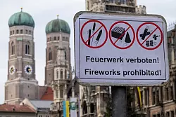 Nur knapp jeder zehnte Befragte sprach sich gegen jegliche Beschr&auml;nkungen aus - wie etwa Verbotszonen in Altst&auml;dten. (Archivbild) - &copy; Peter Kneffel/dpa