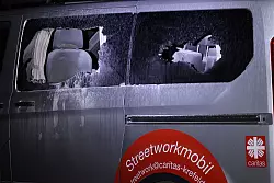 Ein Minibus der Caritas ist bei einem Brandanschlag beschädigt worden. - © David Young/dpa