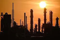 Hoffen auf bessere Zeiten: Die Chemie setzt auf Reformen unter der neuen Bundesregierung. (Archivbild) - © Uwe Anspach/dpa