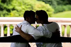 Menschen sind die einzige Spezies, die sich küsst. - © Mohssen Assanimoghaddam/dpa