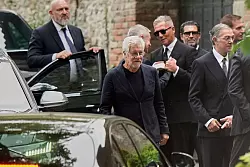 Lebens- und Gesch&auml;ftspartner Leo Dell\\\'Orco nimmt Abschied von Armani. - &copy; Luca Bruno/AP/dpa