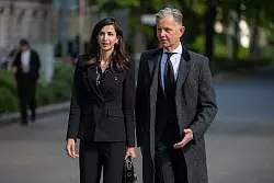 Max Raabe sang bei der Trauerfeier das Lied «Irgendwo auf der Welt». - © Christophe Gateau/dpa