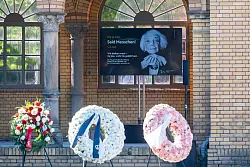 Die Mahnung «Seid Menschen!» erreichte Generationen. - © Christophe Gateau/dpa