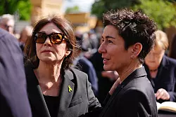 Auch Iris Berben und Dunja Hayali gehörten zu den Trauergästen. - © Kay Nietfeld/dpa Pool/dpa