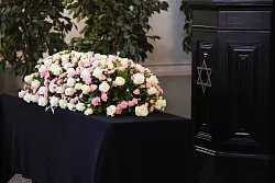 Blumen liegen auf dem Sarg Friedländers. - © Kay Nietfeld/dpa Pool/dpa