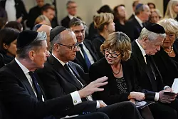 Mathias Döpfner, Friedrich Merz und Daniele Schaft bei der Trauerfeier. - © Kay Nietfeld/dpa Pool/dpa