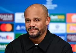 Freut sich &uuml;ber das gemeisterte Etappenziel - und mahnt zugleich: Bayern-Coach Vincent Kompany. - &copy; Sven Hoppe/dpa