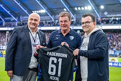 Das einzige Geschenk f&uuml;r VfL-Trainer Dieter Hecking kurz vor dem Spiel: Ein Trikot von Gegner SC Paderborn. - &copy; David Inderlied/dpa