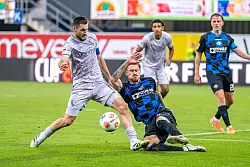 Kein Durchkommen f&uuml;r die G&auml;ste: Calvin Brackelmann kl&auml;rt vor Matus Bero. - &copy; David Inderlied/dpa