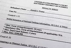 Ein Ausschnitt aus der Anklageschrift gegen Trump. - &copy; Jon Elswick/AP