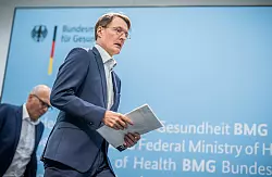 Auf dem Weg zur Gesetzgebung: Karl Lauterbach - &copy; Michael Kappeler/dpa