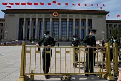 Soldaten errichten Barrikaden vor der Gro&szlig;en Halle des Volkes in der chinesischen Hauptstadt. - &copy; Ng Han Guan/AP/dpa