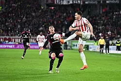 Lieferten sich ein enges Duell: Freiburgs Christian G&uuml;nter und Nicolas Capaldo vom HSV - &copy; Silas Stein/dpa