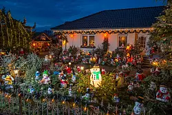 Lichterketten, Leuchtsterne sowie Hunderte Weihnachts- und Schneem&auml;nner k&ouml;nnen Besucher im Hof von Gisela Liebsch und Gerd M&ouml;rl im brandenburgischen Straupitz bewundern. - &copy; Patrick Pleul/dpa