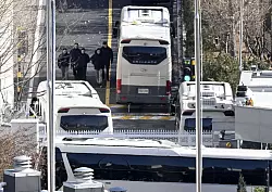 Yoons Anwalt teilte nun mit, dass der suspendierte Pr&auml;sident nicht zur ersten Anh&ouml;rung im Amtsenthebungsverfahren gegen ihn erscheinen wird. - &copy; -/kyodo/dpa