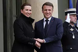 Nach Scholz besuchte Frederiksen auch Emmanuel Macron. - © Aurelien Morissard/AP/dpa