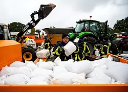Feuerwehrleute f&uuml;llen in Gr&ouml;mitz in Ostholstein Sands&auml;cke. - &copy; Daniel Bockwoldt/dpa