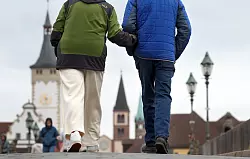 Für Rentner soll es 2025 einen Aufschlag geben. - © Karl-Josef Hildenbrand/dpa