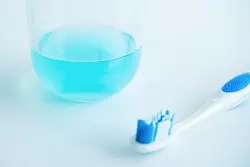 Auch in den Tagen nach der Weisheitszahn-OP ist Zahnpflege wichtig - nun aber mit einer guten Portion Vorsicht. - &copy; Catherine Waibel/dpa-tmn