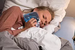 Wichtiger Helfer bei dicken Backen: ein K&uuml;hlpack. Um Erfrierungen zu vermeiden, legt man aber am besten regelm&auml;&szlig;ige Pausen ein. - &copy; Christin Klose/dpa-tmn