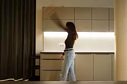 Die Flasche anschlie&szlig;end mit ausgestrecktem Arm ein paar Mal in der Luft rotieren. - &copy; Christin Klose/dpa-tmn