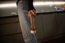 Ausgangsposition: Die Ketchupflasche am Flaschenboden festhalten. - &copy; Christin Klose/dpa-tmn