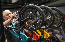 Räder über Räder bei der Messe Eurobike. - © Boris Roessler/dpa