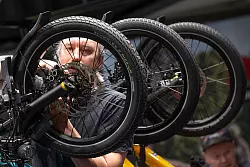 Neue Lösungen für verschiedene Fahrradmodelle werden auf der Eurobike gezeigt. - © Boris Roessler/dpa