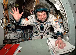 Reinhold Ewald war 1997 für drei Wochen auf der damaligen russischen Raumstation «Mir». (Archivbild) - © Mashatin/dpa