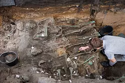 Die Toten liegen in vielen Schichten übereinander. - © Daniel Karmann/dpa