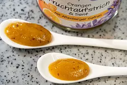 Der Orangenfruchtaufstrich mit Senf und Altenburger Safran ist eine Erfindung von Küchenmeister Martin Schlösser. - © Andreas Drouve/dpa-tmn