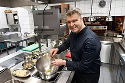 Thomas Büchner, Küchenchef im Reussischen Hof, bei der Zubereitung einer Safran-Kardamom-Sauce. - © Andreas Drouve/dpa-tmn