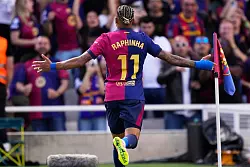 Traf zweimal für Barça: Raphinha - © Jose Breton/AP/dpa