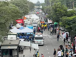 Rund um den Ungl&uuml;cksort ist eine Art Zeltstadt entstanden. - &copy; Carola Frentzen/dpa
