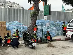 F&uuml;r Angeh&ouml;rige und Helfer steht &uuml;berall Wasser bereit - die Temperaturen sind fast unertr&auml;glich. - &copy; Carola Frentzen/dpa