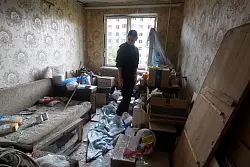 W&auml;hrend &uuml;ber Frieden verhandelt wird, schlagen weiter Raketen ein - in der Nacht auf heute zum Beispiel in Charkiw. - &copy; Andrii Marienko/AP/dpa