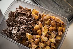 Beim Einfrieren in Glasbehältern ist wichtig, dass das Glas nicht zu dünnwandig ist und die Form nach oben nicht schmaler wird. - © Christin Klose/dpa-tmn