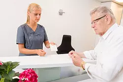 Auch die Aufgaben von medizinischen Fachangestellten werden zunehmend automatisiert. In einer Ausbildung lernen Azubis aber dennoch viel Wertvolles f&uuml;r ihr sp&auml;teres Berufsleben. - &copy; Benjamin Nolte/dpa-tmn