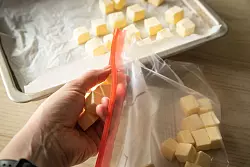 Viele Lebensmittel kann man portionsweise in den Größen einfrieren, in denen man sie später gut verwerten kann. - © Christin Klose/dpa-tmn