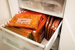 Portionsweise eingefrorene Essensreste ersparen an anderen Tagen das Kochen. - © Christin Klose/dpa-tmn