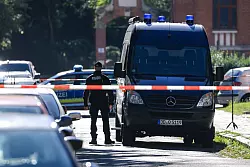 Die Polizei sichert Spuren in der Nähe des Tatortes in Leipzig. - © Jan Woitas/dpa