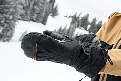 F&uuml;r Skispa&szlig; ohne kalte H&auml;nde sollten die Handschuhe gut isoliert sein. - &copy; Benjamin Nolte/dpa-tmn