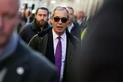Nigel Farage trieb die Konservativen schon vor zehn Jahren mit seiner Forderung nach einem Brexit-Referendum vor sich her - und erreichte sein Ziel. (Archivbild) - © Jordan Pettitt/PA Wire/dpa